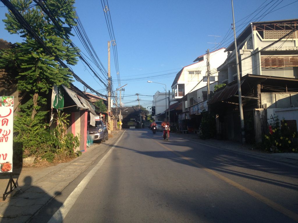 ภาพถนนตรงที่ ข้าวมันไก่สันป่าตอง ตั้งอยู่ ถ่ายโดย jimwatana พ.ศ. 2558 (2015) · A street-level view of where ข้าวมันไก่สันป่าตอง · Khao Man Kai San Pa Tong stands, by jimwatana in 2558 (2015)