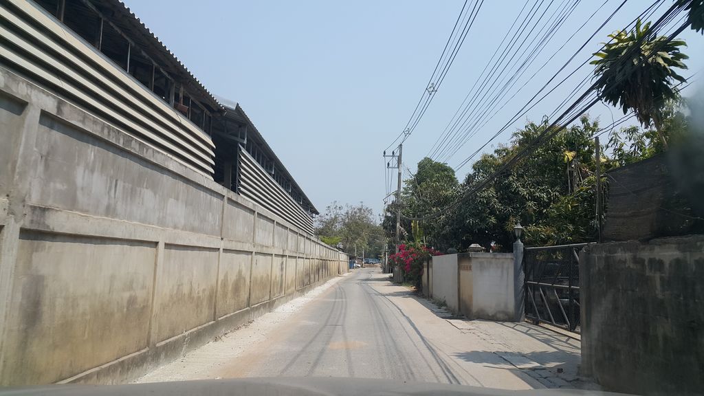 ภาพถนนตรงที่ 8e88 Farm ตั้งอยู่ ถ่ายโดย jrcarlsen พ.ศ. 2560 (2017) · A street-level view of where 8e88 Farm stands, by jrcarlsen in 2560 (2017)