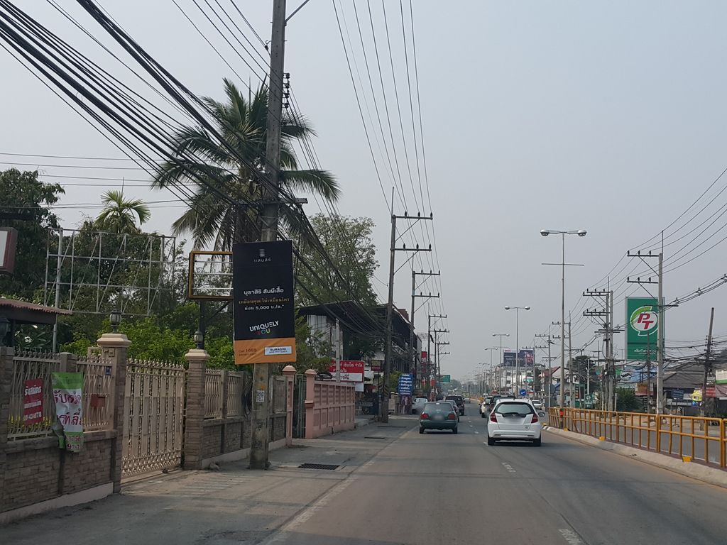 ภาพถนนตรงที่ หมูวีพี ตั้งอยู่ ถ่ายโดย jrcarlsen พ.ศ. 2559 (2016) · A street-level view of where หมูวีพี · Muwiphi stands, by jrcarlsen in 2559 (2016)