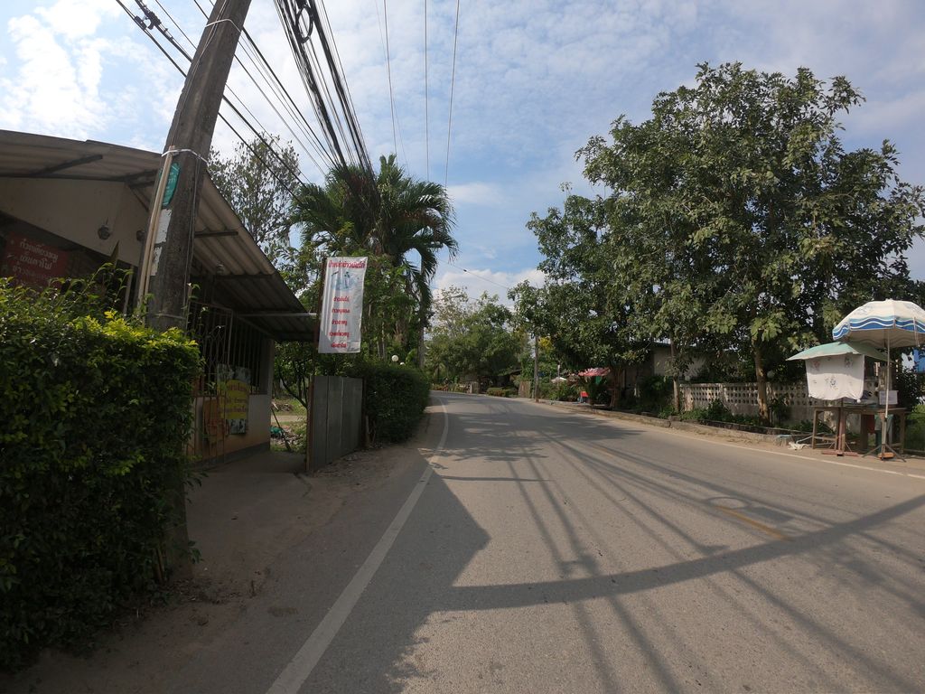 ภาพถนนตรงที่ ป้าหล้า ข้าวมันไก่ ตั้งอยู่ ถ่ายโดย chanuwath_grab พ.ศ. 2562 (2019) · A street-level view of where ป้าหล้า ข้าวมันไก่ · Pala Khao Man Kai stands, by chanuwath_grab in 2562 (2019)