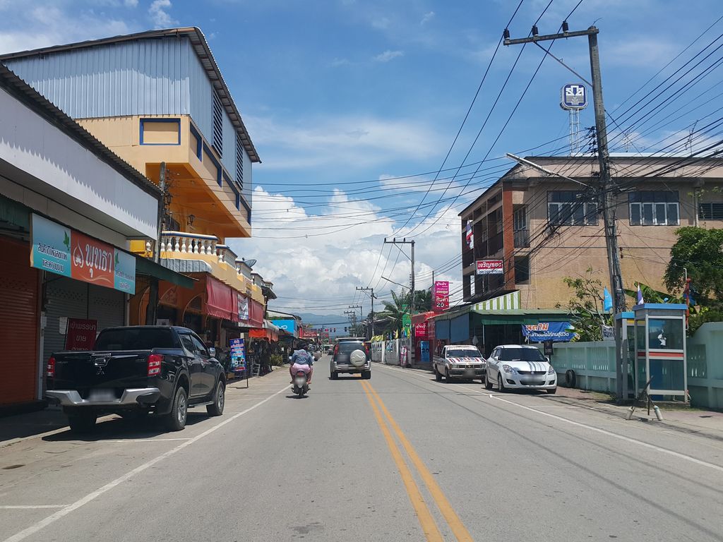 ภาพถนนตรงที่ ตำสะดุ้ง พุงกาง ตั้งอยู่ ถ่ายโดย jrcarlsen พ.ศ. 2558 (2015) · A street-level view of where ตำสะดุ้ง พุงกาง · Tamsadung Phungkang stands, by jrcarlsen in 2558 (2015)