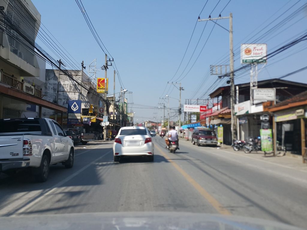 ภาพถนนตรงที่ Totti at K Coffee ตั้งอยู่ ถ่ายโดย jrcarlsen พ.ศ. 2558 (2015) · A street-level view of where Totti at K Coffee stands, by jrcarlsen in 2558 (2015)