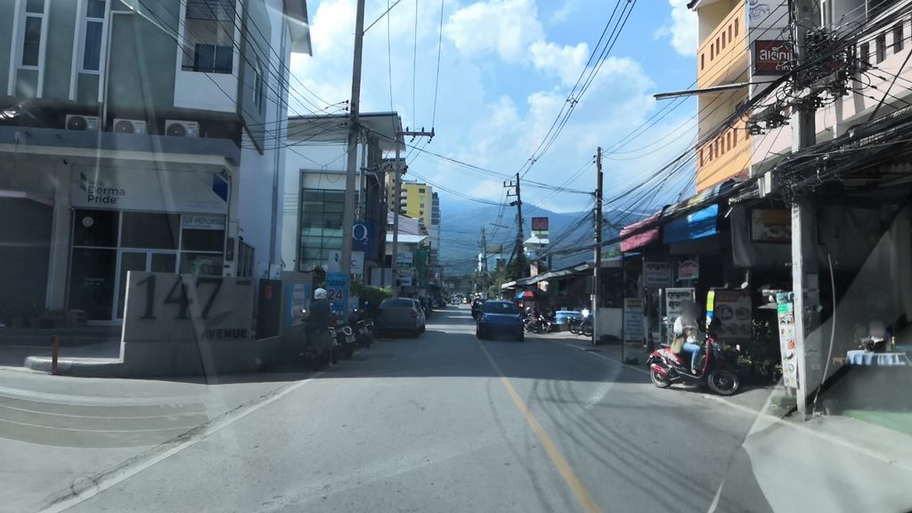 ภาพถนนตรงที่ ร้าน วาวาผลไม้สดเจ็ดยอด ตั้งอยู่ ถ่ายโดย charlesano พ.ศ. 2561 (2018) · A street-level view of where ร้าน วาวาผลไม้สดเจ็ดยอด · Ran Wao Phlamaisot Chet Yot stands, by charlesano in 2561 (2018)