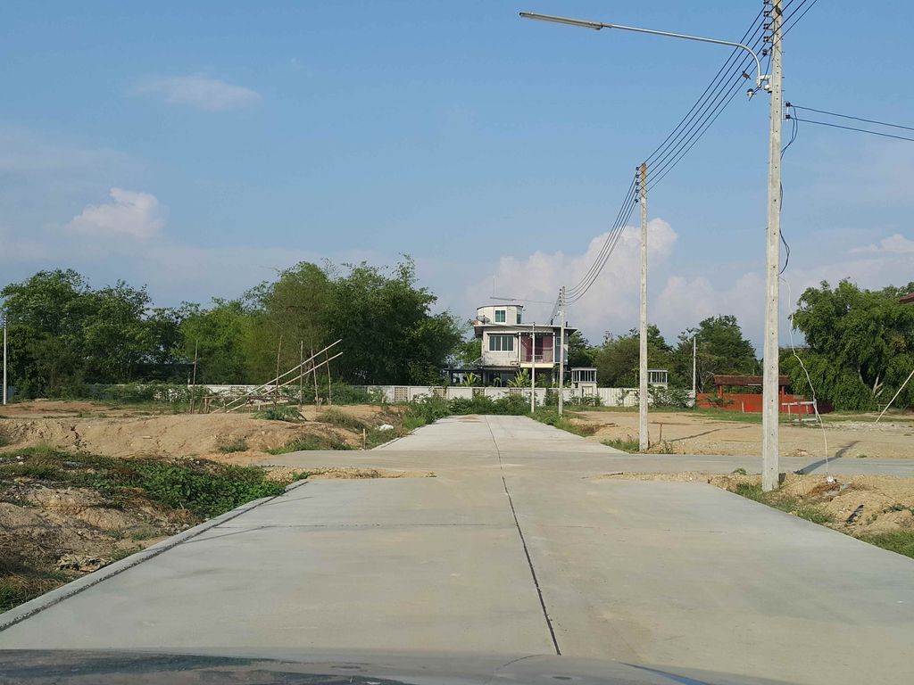 ภาพถนนตรงที่ โครงการบ้านจัดสรร เอเรสมาวิลล่า ตั้งอยู่ ถ่ายโดย jrcarlsen พ.ศ. 2558 (2015) · A street-level view of where โครงการบ้านจัดสรร เอเรสมาวิลล่า · Khrongkan Ban Chatson A Ret Ma Villa stands, by jrcarlsen in 2558 (2015)
