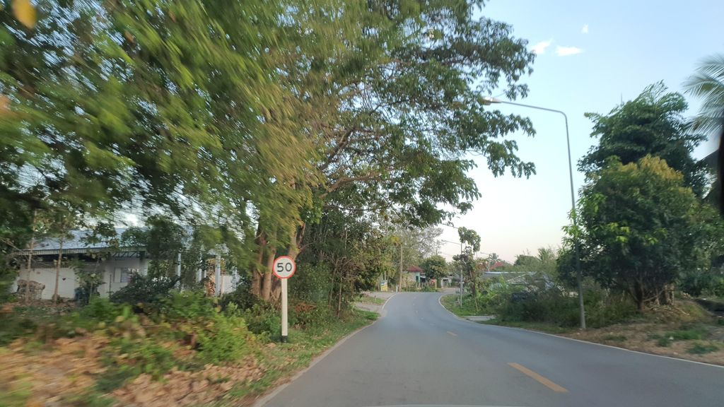 ภาพถนนตรงที่ PT Maxnitorn สาขาแม่วาง ตั้งอยู่ ถ่ายโดย jrcarlsen พ.ศ. 2565 (2022) · A street-level view of where PT Maxnitorn สาขาแม่วาง stands, by jrcarlsen in 2565 (2022)