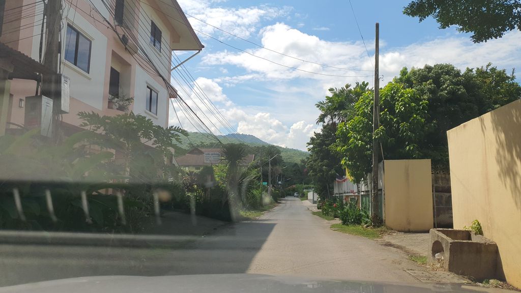 ภาพถนนตรงที่ บ้านและที่ดิน สุเทพ เมืองเชียงใหม่ ตั้งอยู่ ถ่ายโดย jrcarlsen พ.ศ. 2565 (2022) · A street-level view of where บ้านและที่ดิน สุเทพ เมืองเชียงใหม่ · Ban Lae Thidin Suthep Mueang Chiang Mai stands, by jrcarlsen in 2565 (2022)