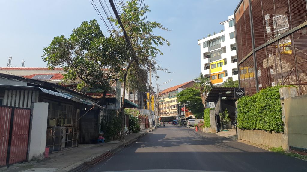 ภาพถนนตรงที่ Palak Pad Thai ตั้งอยู่ ถ่ายโดย jrcarlsen พ.ศ. 2565 (2022) · A street-level view of where Palak Pad Thai stands, by jrcarlsen in 2565 (2022)