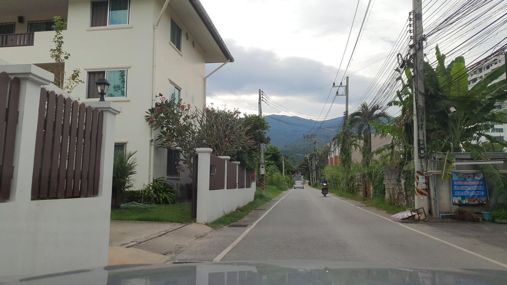 ภาพถนนตรงที่ Doiluang Chiang Dao Coffee | Chiang Mai ตั้งอยู่ ถ่ายโดย jrcarlsen พ.ศ. 2564 (2021) · A street-level view of where Doiluang Chiang Dao Coffee | Chiang Mai stands, by jrcarlsen in 2564 (2021)