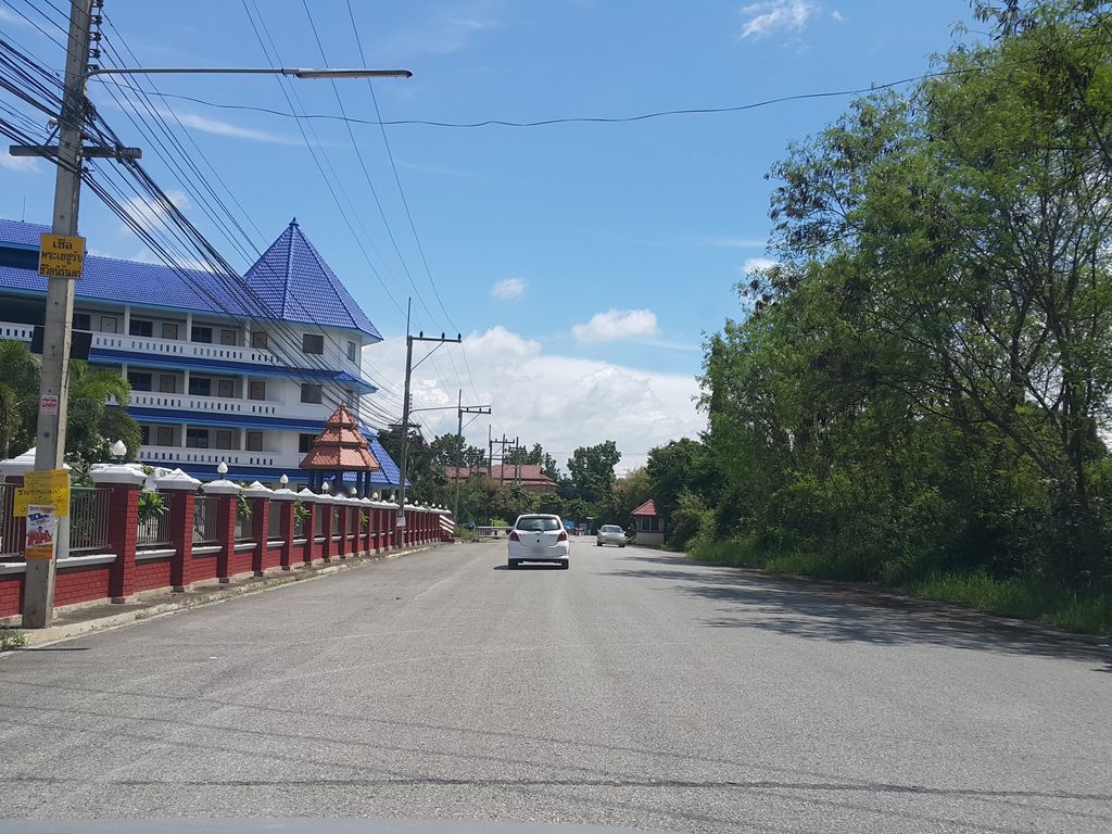 ภาพถนนตรงที่ SD Fitness ตั้งอยู่ ถ่ายโดย jrcarlsen พ.ศ. 2558 (2015) · A street-level view of where SD Fitness stands, by jrcarlsen in 2558 (2015)
