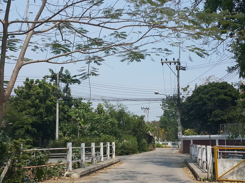 ภาพถนนตรงที่ ข้างฮ่อง ตั้งอยู่ ถ่ายโดย jrcarlsen พ.ศ. 2559 (2016) · A street-level view of where ข้างฮ่อง · Khanghong stands, by jrcarlsen in 2559 (2016)