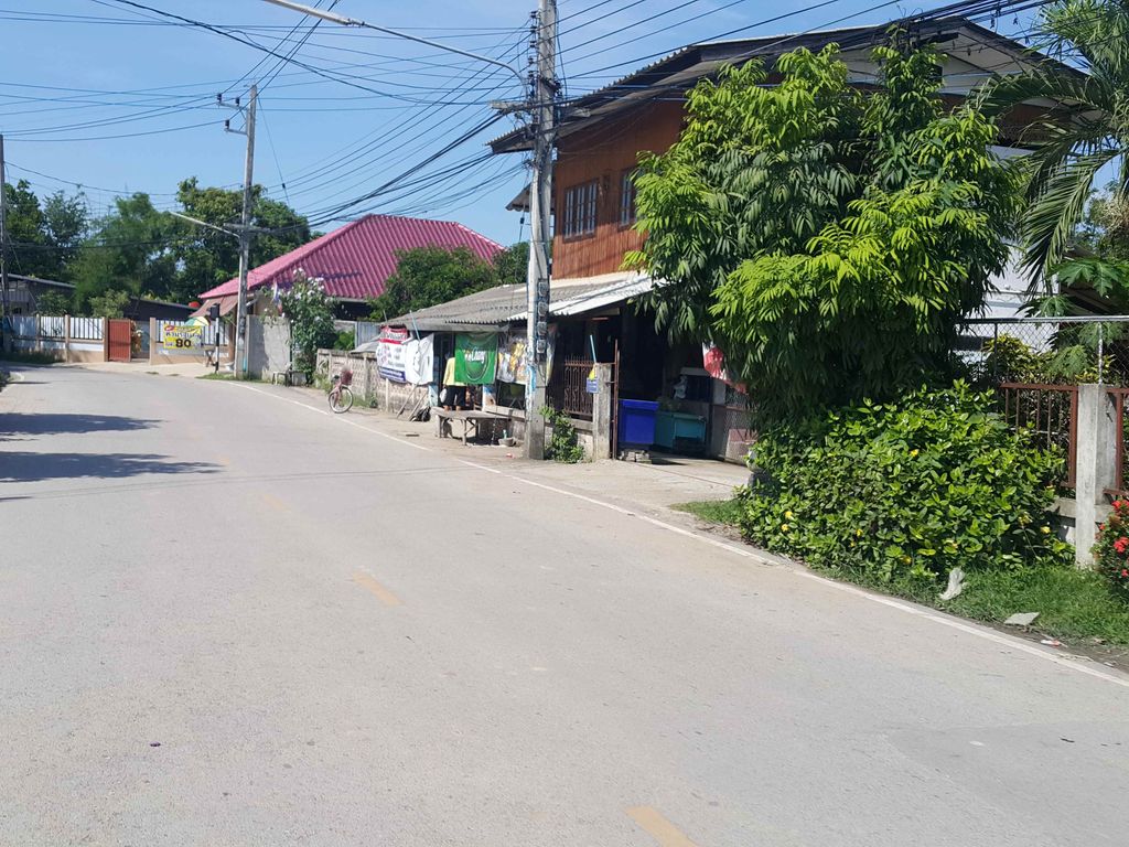 ภาพถนนตรงที่ แคบหมูธัญญพัทธ์ ตั้งอยู่ ถ่ายโดย jrcarlsen พ.ศ. 2558 (2015) · A street-level view of where แคบหมูธัญญพัทธ์ · Khaepmu Thanya Phat stands, by jrcarlsen in 2558 (2015)