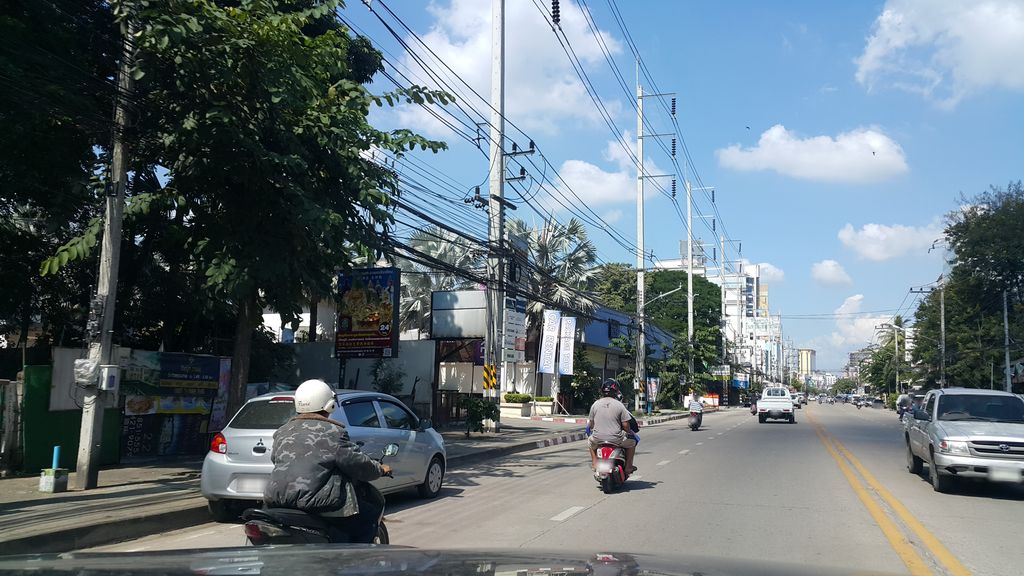 ภาพถนนตรงที่ ข้าวซอยสุธาสินี ตั้งอยู่ ถ่ายโดย jrcarlsen พ.ศ. 2559 (2016) · A street-level view of where ข้าวซอยสุธาสินี · Khao Soi Suthasini stands, by jrcarlsen in 2559 (2016)