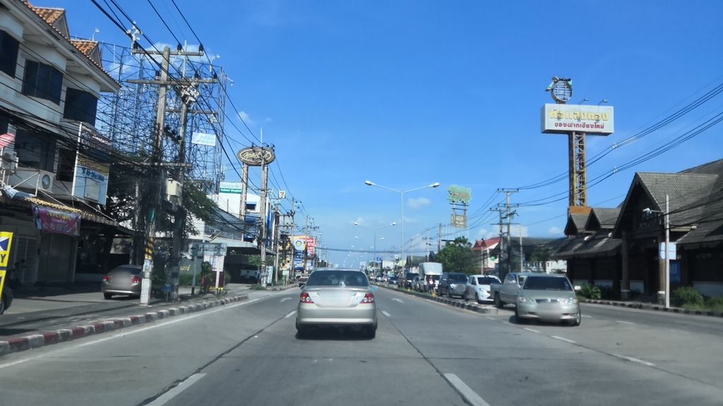ภาพถนนตรงที่ ร้านข้าวซอยแก่นไทร ตั้งอยู่ ถ่ายโดย charlesano พ.ศ. 2561 (2018) · A street-level view of where ร้านข้าวซอยแก่นไทร · Ran Khao Soi Kaen Thai stands, by charlesano in 2561 (2018)