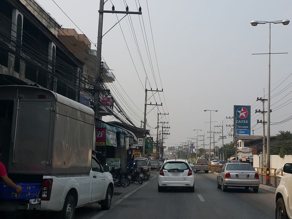 ภาพถนนตรงที่ หล่ะปูน ตั้งอยู่ ถ่ายโดย jrcarlsen พ.ศ. 2559 (2016) · A street-level view of where หล่ะปูน · Lapun stands, by jrcarlsen in 2559 (2016)