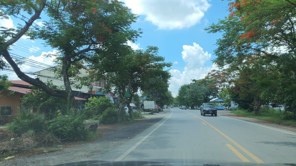 ภาพถนนตรงที่ St.ชูรุ่งเรืองสเตนเลส งานสเตนเลสราคาถูก ตั้งอยู่ ถ่ายโดย jrcarlsen พ.ศ. 2564 (2021) · A street-level view of where St.ชูรุ่งเรืองสเตนเลส งานสเตนเลสราคาถูก · St.chu Rungrueang Satenlet Ngan Satenlet Rakhathuk stands, by jrcarlsen in 2564 (2021)