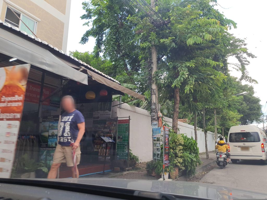 ภาพถนนตรงที่ หอพักพงศ์พร ตั้งอยู่ ถ่ายโดย jrcarlsen พ.ศ. 2566 (2023) · A street-level view of where หอพักพงศ์พร · Phong Phon Dormitory stands, by jrcarlsen in 2566 (2023)