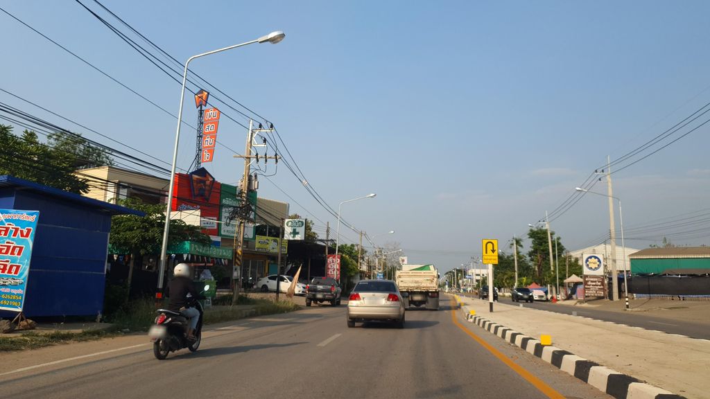 ภาพถนนตรงที่ แม่วางพลาซ่า ตั้งอยู่ ถ่ายโดย jrcarlsen พ.ศ. 2565 (2022) · A street-level view of where แม่วางพลาซ่า · Mae Wang Plaza stands, by jrcarlsen in 2565 (2022)
