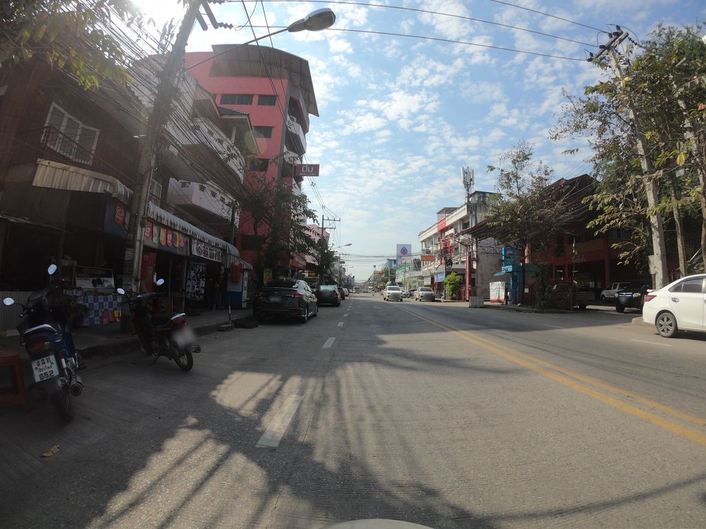 ภาพถนนตรงที่ Clippers 13 Barber Shop ตั้งอยู่ ถ่ายโดย chanuwath_grab พ.ศ. 2562 (2019) · A street-level view of where Clippers 13 Barber Shop stands, by chanuwath_grab in 2562 (2019)