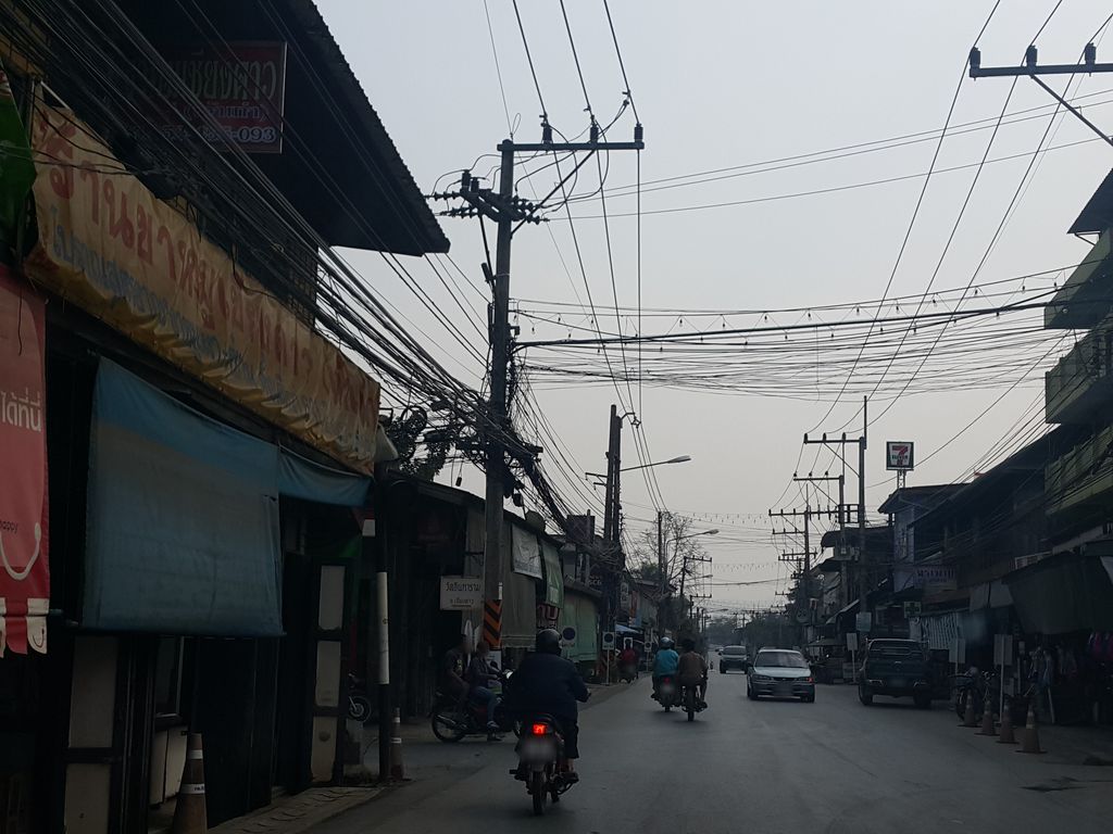 ภาพถนนตรงที่ ขาหมูเชียงดาว ตั้งอยู่ ถ่ายโดย jrcarlsen พ.ศ. 2559 (2016) · A street-level view of where ขาหมูเชียงดาว · Khamu Chiang Dao stands, by jrcarlsen in 2559 (2016)