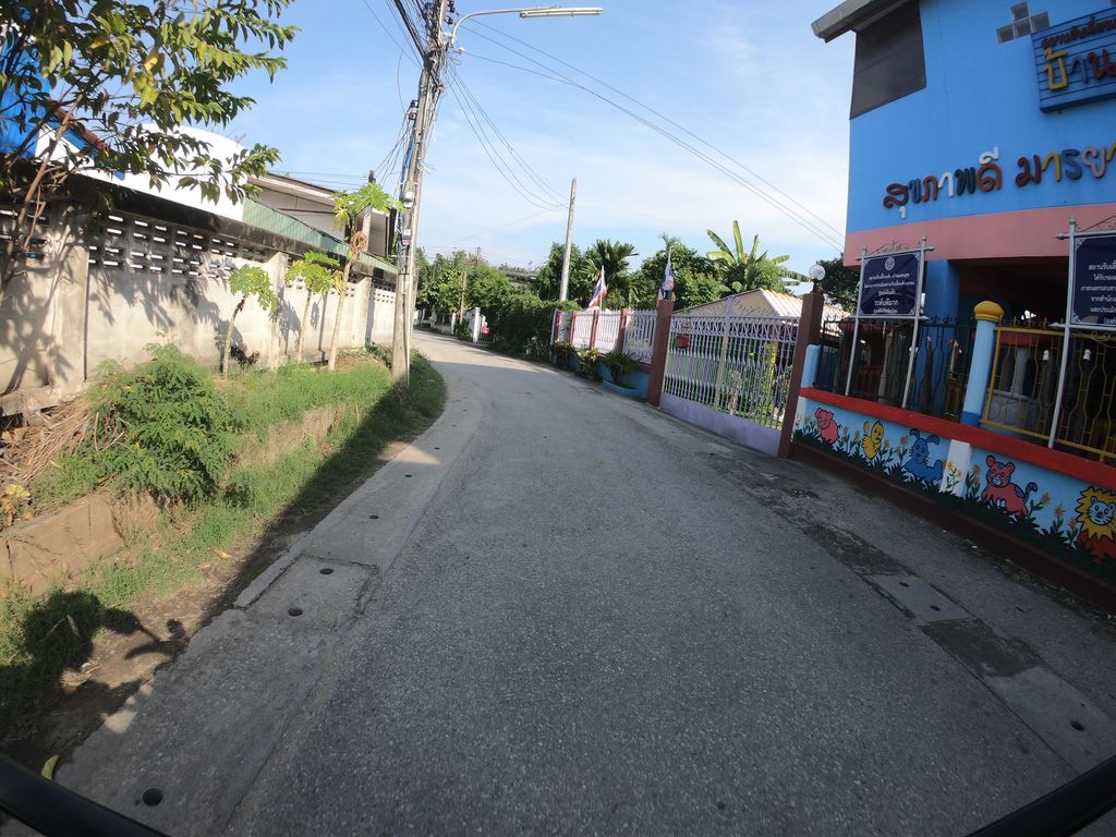 ภาพถนนตรงที่ สถานรับเลี้ยงเด็ก บ้านแสนสุข ตั้งอยู่ ถ่ายโดย chanuwath_grab พ.ศ. 2562 (2019) · A street-level view of where สถานรับเลี้ยงเด็ก บ้านแสนสุข · Sathan Rap Liang Dek Ban Saensuk stands, by chanuwath_grab in 2562 (2019)