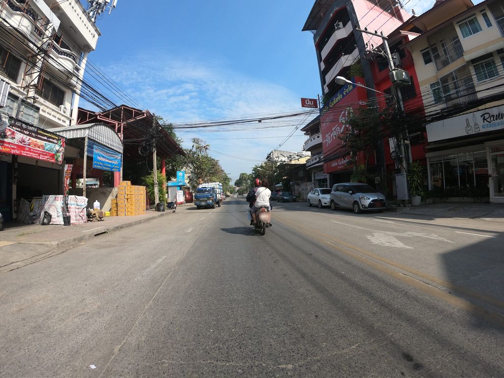 ภาพถนนตรงที่ เมืองใหม่สหคลินิก Mueang Mai polyclinic ตั้งอยู่ ถ่ายโดย chanuwath_grab พ.ศ. 2562 (2019) · A street-level view of where เมืองใหม่สหคลินิก Mueang Mai polyclinic stands, by chanuwath_grab in 2562 (2019)