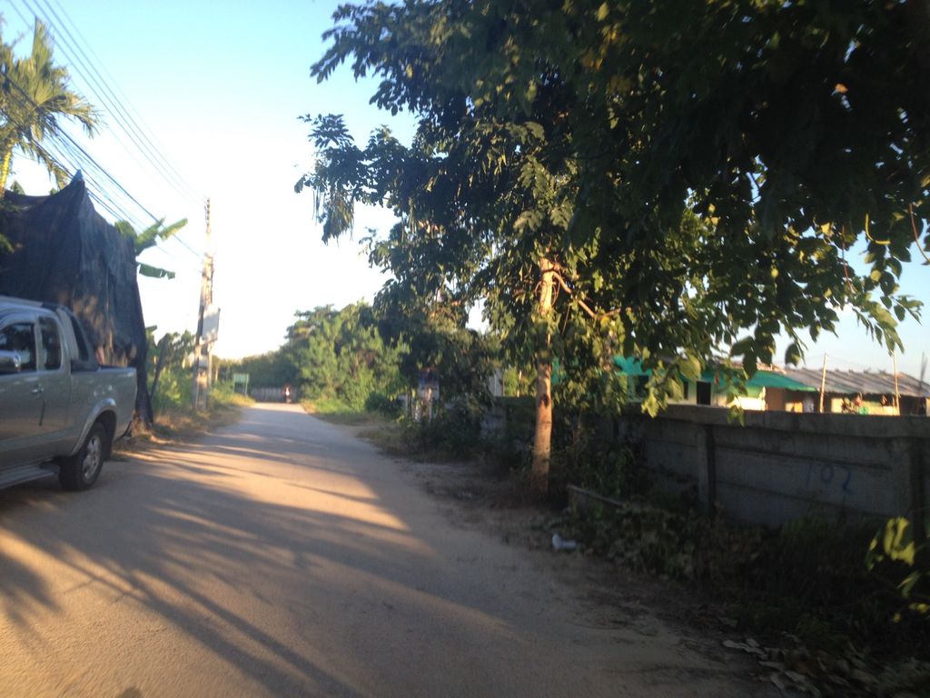 ภาพถนนตรงที่ ร้านก๋วยเตี๋ยวพี่ตา ตั้งอยู่ ถ่ายโดย jimwatana พ.ศ. 2558 (2015) · A street-level view of where ร้านก๋วยเตี๋ยวพี่ตา · Ran Kuaitiao Phi Ta stands, by jimwatana in 2558 (2015)