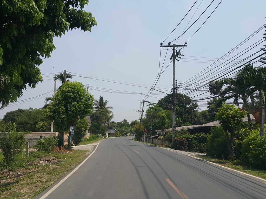 ภาพถนนตรงที่ กล่องไปรษณีย์แม่ริมราคาถูก ตั้งอยู่ ถ่ายโดย jrcarlsen พ.ศ. 2558 (2015) · A street-level view of where กล่องไปรษณีย์แม่ริมราคาถูก · Kalong Praisani Mae Rim Rakhathuk stands, by jrcarlsen in 2558 (2015)
