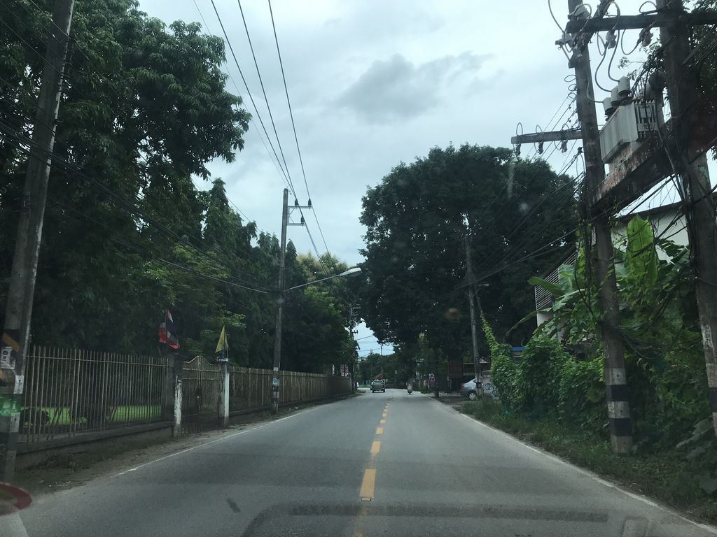 ภาพถนนตรงที่ ข้าวซอยสุนทรี ตั้งอยู่ ถ่ายโดย prasert พ.ศ. 2561 (2018) · A street-level view of where ข้าวซอยสุนทรี · Khao Soi Sunsi stands, by prasert in 2561 (2018)