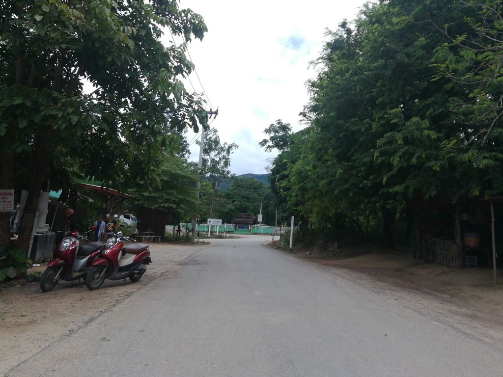 ภาพถนนตรงที่ ครัวต้นหลิว ตั้งอยู่ ถ่ายโดย aim_oradanan พ.ศ. 2561 (2018) · A street-level view of where ครัวต้นหลิว · Khruatnalio stands, by aim_oradanan in 2561 (2018)
