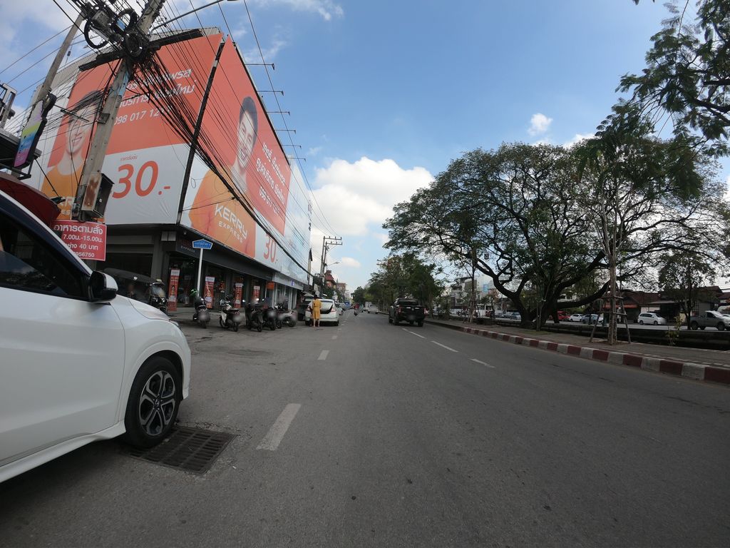 ภาพถนนตรงที่ Le Light Cafe ตั้งอยู่ ถ่ายโดย chanuwath_grab พ.ศ. 2562 (2019) · A street-level view of where Le Light Cafe stands, by chanuwath_grab in 2562 (2019)