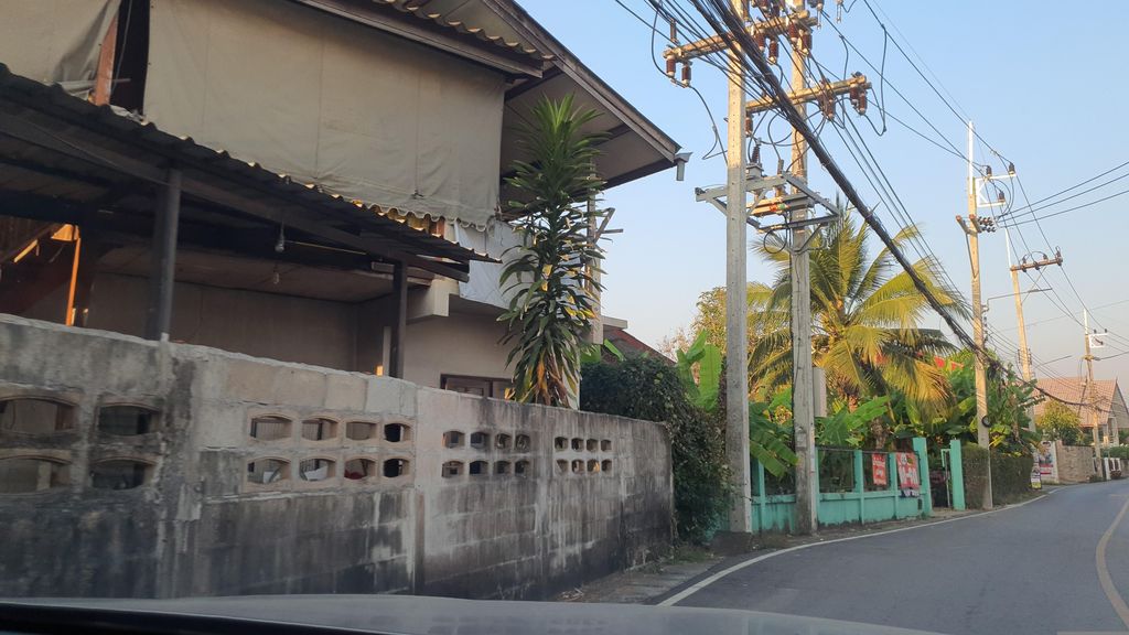 ภาพถนนตรงที่ ป.สุกี้ สาขาหางดง ตั้งอยู่ ถ่ายโดย jrcarlsen พ.ศ. 2566 (2023) · A street-level view of where ป.สุกี้ สาขาหางดง · Pa.Suki Sakha Hang Dong stands, by jrcarlsen in 2566 (2023)