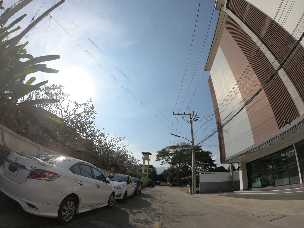 ภาพถนนตรงที่ Chonlada Place Chiangmai ตั้งอยู่ ถ่ายโดย chanuwath_grab พ.ศ. 2562 (2019) · A street-level view of where Chonlada Place Chiangmai stands, by chanuwath_grab in 2562 (2019)