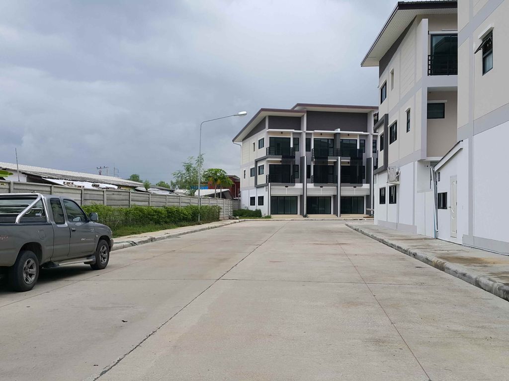 ภาพถนนตรงที่ PharmaPlus Pharmacy ตั้งอยู่ ถ่ายโดย jrcarlsen พ.ศ. 2558 (2015) · A street-level view of where PharmaPlus Pharmacy stands, by jrcarlsen in 2558 (2015)