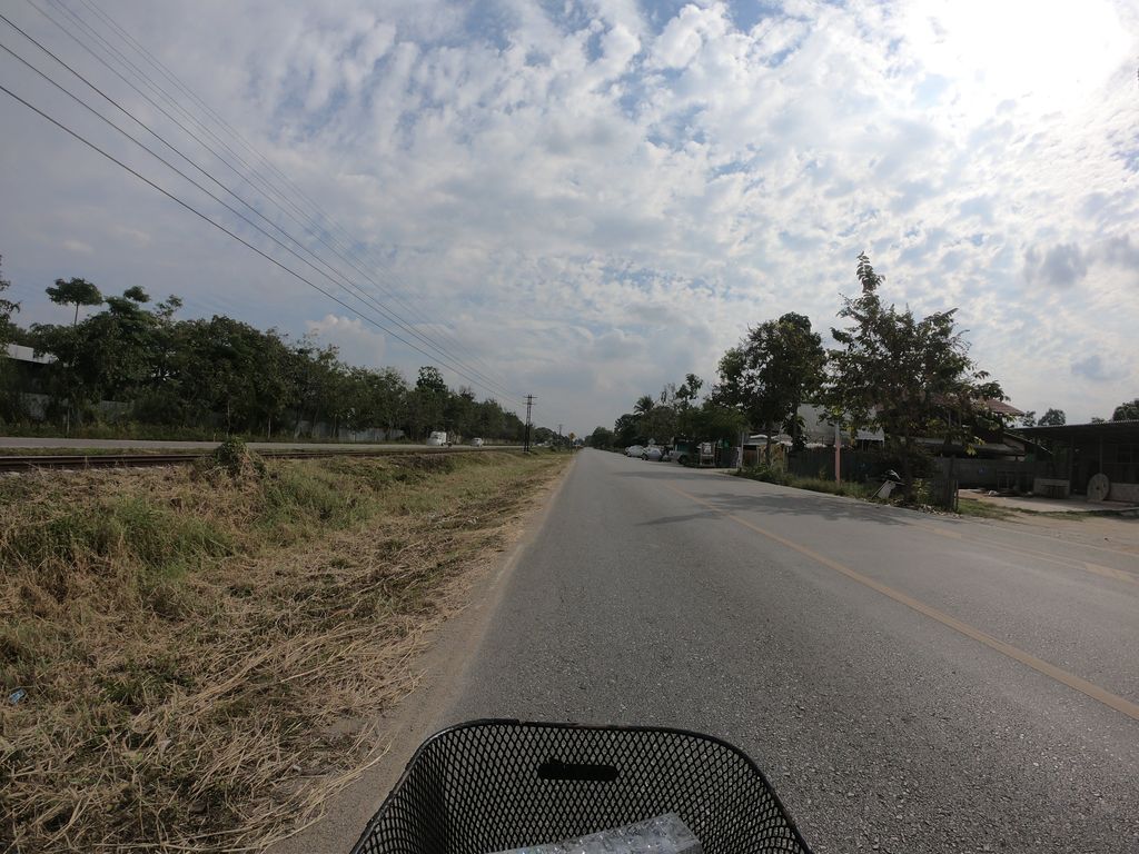 ภาพถนนตรงที่ ก๋วยเตี๋ยวเลิศทิพย์ ตั้งอยู่ ถ่ายโดย chanuwath_grab พ.ศ. 2562 (2019) · A street-level view of where ก๋วยเตี๋ยวเลิศทิพย์ · Kuaitiao Loet Thip stands, by chanuwath_grab in 2562 (2019)