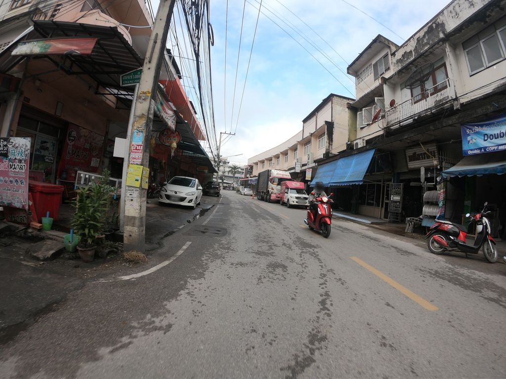 ภาพถนนตรงที่ ร้านซ่อมรถมอเตอร์ไซค์ ทีที เซอร์วิส ตั้งอยู่ ถ่ายโดย chanuwath_grab พ.ศ. 2562 (2019) · A street-level view of where ร้านซ่อมรถมอเตอร์ไซค์ ทีที เซอร์วิส · Ran Somrot Motorcycle Thithi Service stands, by chanuwath_grab in 2562 (2019)