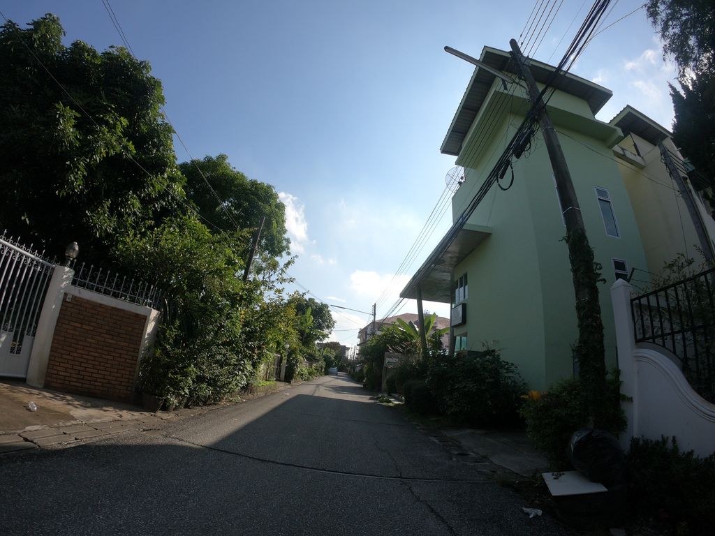 ภาพถนนตรงที่ Sixteen Suites Apartment ตั้งอยู่ ถ่ายโดย chanuwath_grab พ.ศ. 2562 (2019) · A street-level view of where Sixteen Suites Apartment stands, by chanuwath_grab in 2562 (2019)