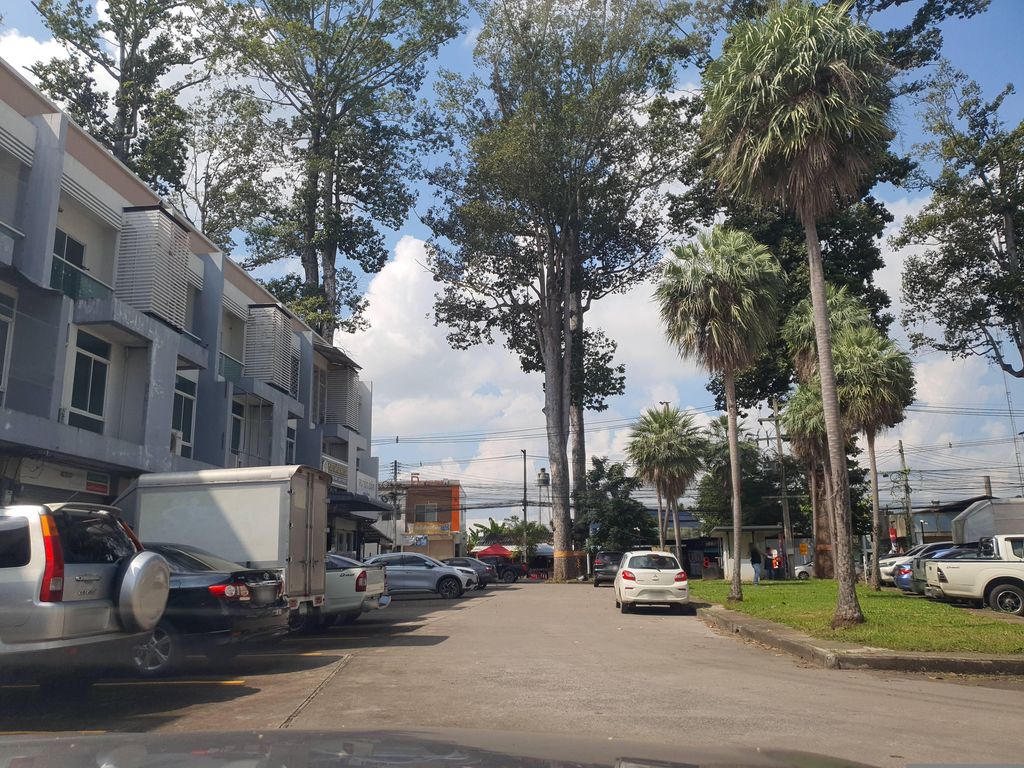 ภาพถนนตรงที่ ร้านก๋วยจั๊บบิสพอยท์8 ตั้งอยู่ ถ่ายโดย jrcarlsen พ.ศ. 2566 (2023) · A street-level view of where ร้านก๋วยจั๊บบิสพอยท์8 · Ran Kuaichap Bitphoi8 stands, by jrcarlsen in 2566 (2023)