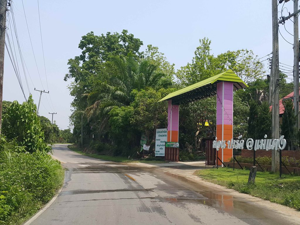 ภาพถนนตรงที่ บ้านสวนศิริพิกุล ตั้งอยู่ ถ่ายโดย jrcarlsen พ.ศ. 2558 (2015) · A street-level view of where บ้านสวนศิริพิกุล · Ban Suan Siri Phikun stands, by jrcarlsen in 2558 (2015)