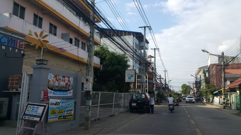 ภาพถนนตรงที่ โอเด้งสารภีสาขาอาเขต ตั้งอยู่ ถ่ายโดย jrcarlsen พ.ศ. 2559 (2016) · A street-level view of where โอเด้งสารภีสาขาอาเขต · Odeng Saraphi Sakha Akhet stands, by jrcarlsen in 2559 (2016)