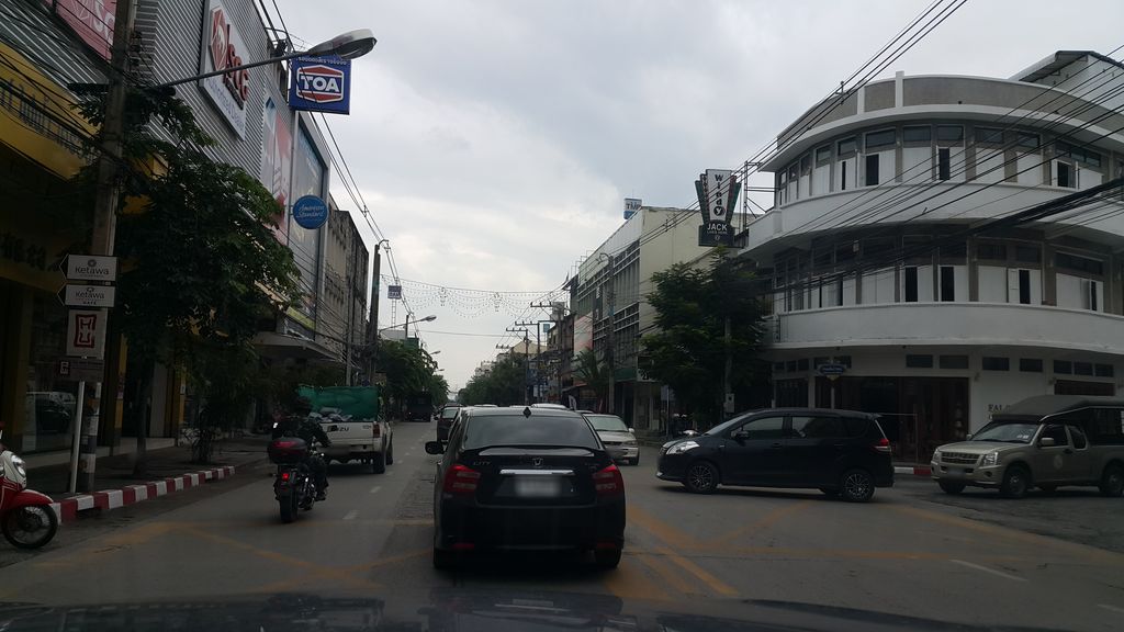 ภาพถนนตรงที่ Monder House ตั้งอยู่ ถ่ายโดย jrcarlsen พ.ศ. 2560 (2017) · A street-level view of where Monder House stands, by jrcarlsen in 2560 (2017)