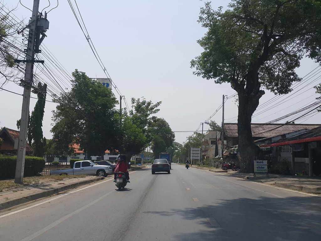 ภาพถนนตรงที่ ชิดชญาบิวตี้ซาลอน ตั้งอยู่ ถ่ายโดย jrcarlsen พ.ศ. 2558 (2015) · A street-level view of where ชิดชญาบิวตี้ซาลอน · Chit Chaya Beauty Salon stands, by jrcarlsen in 2558 (2015)