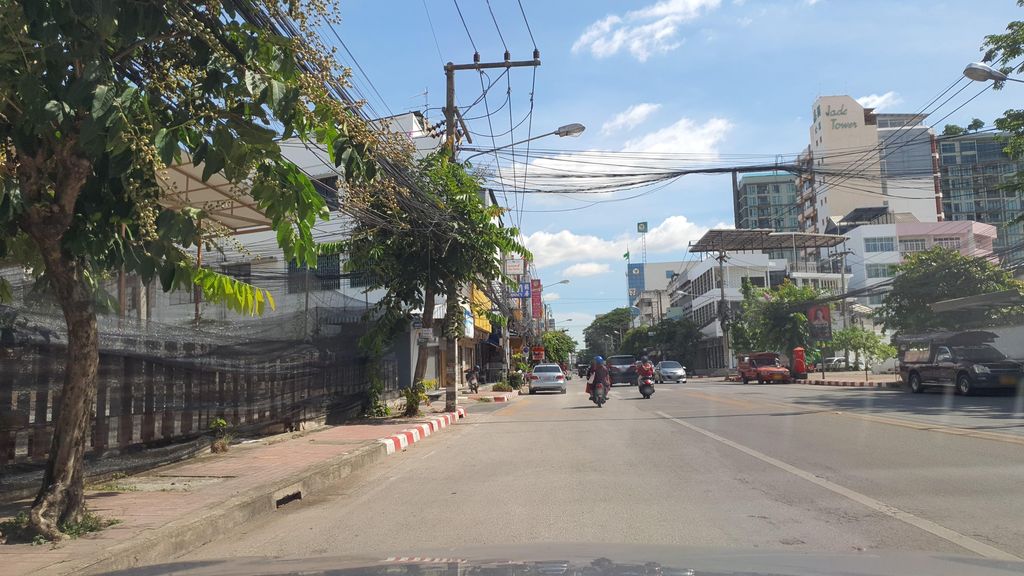 ภาพถนนตรงที่ Gold Massage Chiang Mai ตั้งอยู่ ถ่ายโดย jrcarlsen พ.ศ. 2565 (2022) · A street-level view of where Gold Massage Chiang Mai stands, by jrcarlsen in 2565 (2022)
