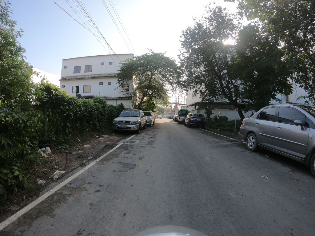 ภาพถนนตรงที่ สสร ( สุขสําราญ ) เจ็ดยอด ตั้งอยู่ ถ่ายโดย chanuwath_grab พ.ศ. 2562 (2019) · A street-level view of where สสร ( สุขสําราญ ) เจ็ดยอด · Sasa ( Suksaran ) Chet Yot stands, by chanuwath_grab in 2562 (2019)