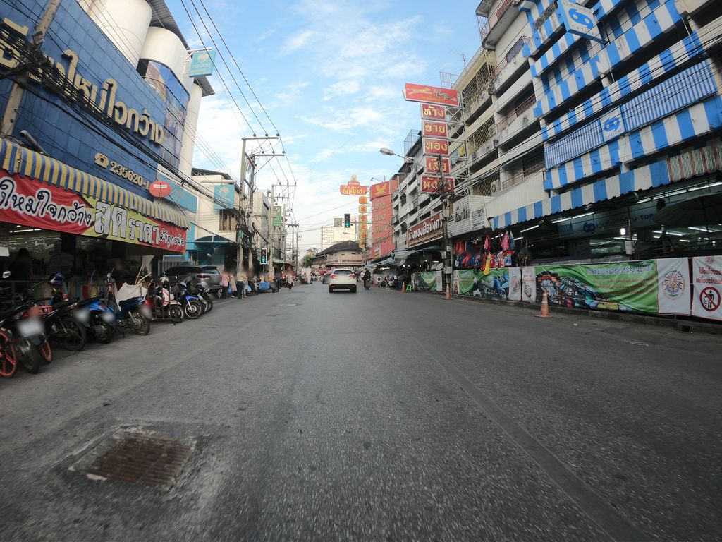 ภาพถนนตรงที่ MBA Marketing CMU ตั้งอยู่ ถ่ายโดย chanuwath_grab พ.ศ. 2562 (2019) · A street-level view of where MBA Marketing CMU stands, by chanuwath_grab in 2562 (2019)