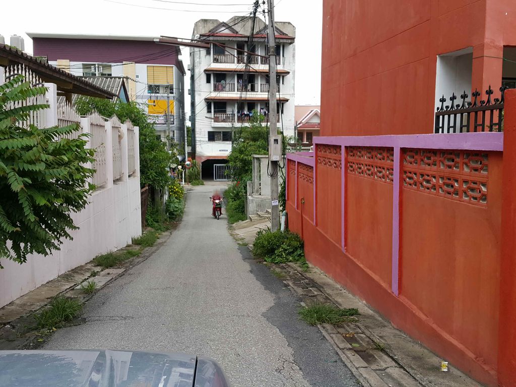 ภาพถนนตรงที่ ร้านเสริมสวยขจร เชียงใหม่ ตั้งอยู่ ถ่ายโดย jrcarlsen พ.ศ. 2558 (2015) · A street-level view of where ร้านเสริมสวยขจร เชียงใหม่ · Khachon Chiang Mai Beauty salon stands, by jrcarlsen in 2558 (2015)