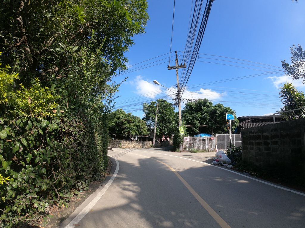 ภาพถนนตรงที่ Ty 𝔻𝒖𝓸 coffee ตั้งอยู่ ถ่ายโดย chanuwath_grab พ.ศ. 2562 (2019) · A street-level view of where Ty 𝔻𝒖𝓸 coffee stands, by chanuwath_grab in 2562 (2019)