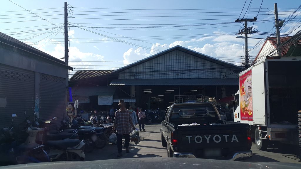 ภาพถนนตรงที่ ร้านน้ามิมน้ำสมุนไพร ตลาดสี่แยกหน้อยจอมทอง ตั้งอยู่ ถ่ายโดย jrcarlsen พ.ศ. 2559 (2016) · A street-level view of where ร้านน้ามิมน้ำสมุนไพร ตลาดสี่แยกหน้อยจอมทอง · Ran Na Mim Nam Samunphrai Talat Siyaek Noi Chom Thong stands, by jrcarlsen in 2559 (2016)