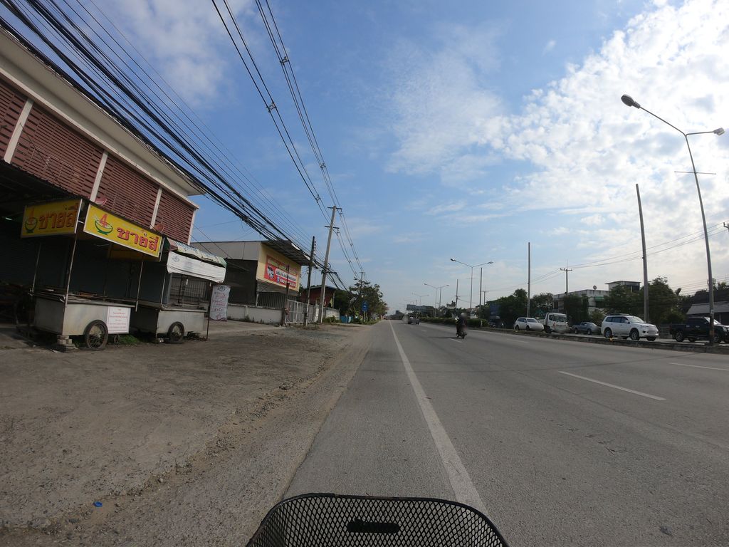 ภาพถนนตรงที่ จุฑาเทพเภสัช ตั้งอยู่ ถ่ายโดย chanuwath_grab พ.ศ. 2562 (2019) · A street-level view of where จุฑาเทพเภสัช · Chuthathepphesat stands, by chanuwath_grab in 2562 (2019)