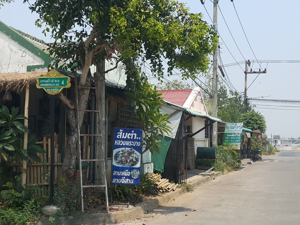 ภาพถนนตรงที่ Grateful Vet Clinic ตั้งอยู่ ถ่ายโดย jrcarlsen พ.ศ. 2559 (2016) · A street-level view of where Grateful Vet Clinic stands, by jrcarlsen in 2559 (2016)