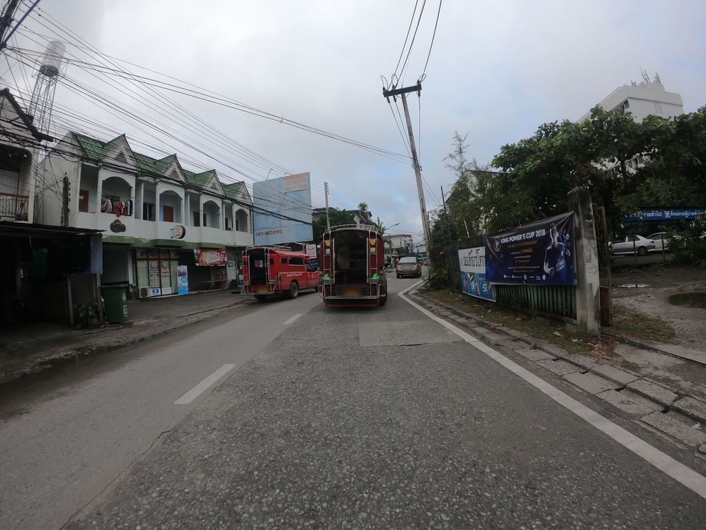 ภาพถนนตรงที่ Kanoon Cafe & Bistro ตั้งอยู่ ถ่ายโดย chanuwath_grab พ.ศ. 2562 (2019) · A street-level view of where Kanoon Cafe & Bistro stands, by chanuwath_grab in 2562 (2019)